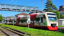 Moderne Regio-Shuttle-Triebwagen fahren Juli auf der Ablachtalbahn. Die Züge haben Niederflureinstiege, eine Klimaanlage und ein ...