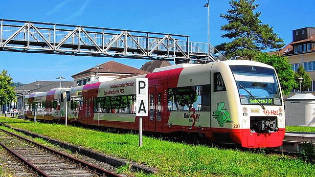 Moderne Regio-Shuttle-Triebwagen fahren Juli auf der Ablachtalbahn. Die Züge haben Niederflureinstiege, eine Klimaanlage und ein ...