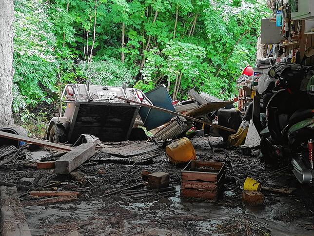 Ein Bild der Zerstörung in der Garage der Pereras am 16. Juli 2021, einen Tag nach der Flut. Der Anhänger konnte wieder weggezogen ...