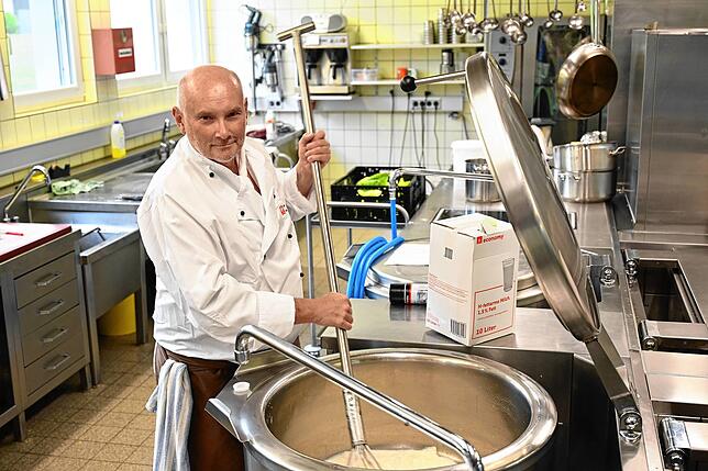 In der Großküche der Caritaswerkstätten Hochrhein rührt Reiner Frickert in einem der drei 100-Liter-Kessel.