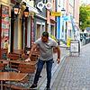 Kamran Panah vom Roten Gugelhan hat die zweite Reihe vor dem Restaurant bereits abgebaut. Weitere Plätze machen dort keinen Sinn, findet ...