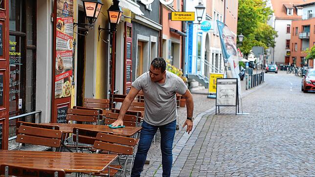 Kamran Panah vom Roten Gugelhan hat die zweite Reihe vor dem Restaurant bereits abgebaut. Weitere Plätze machen dort keinen Sinn, findet ...