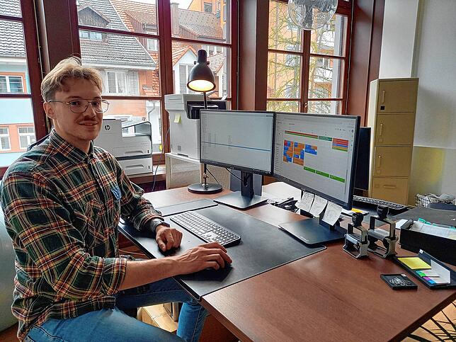 Nicht ohne Computer: Marc-Philipp Hoffmann, bevollmächtigtet Bezirksschornsteinfeger, in seinem Büro in Waldshut.