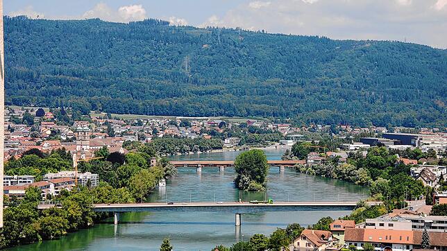 Wird Bad Säckingen die Stadt der Brücken am Hochrhein? Neben der Fridolinsbrücke (vorne) und der historischen Holzbrücke wird über den ...
