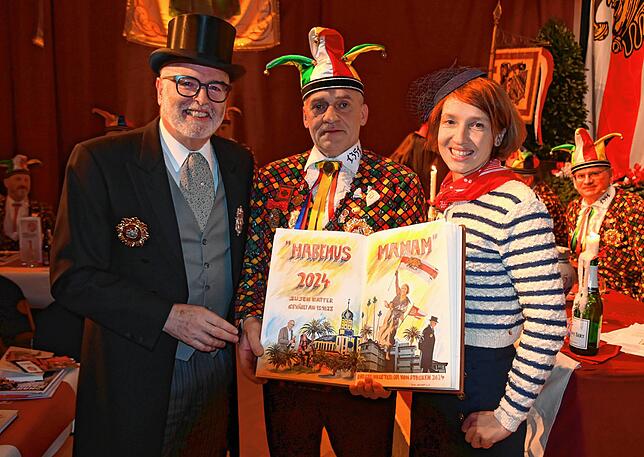 Die Titelseite des Narrenbuchs greift den Wechsel an der Stockacher Stadtspitze auf. Von links: Alt-Bürgermeister Rainer Stolz, ...