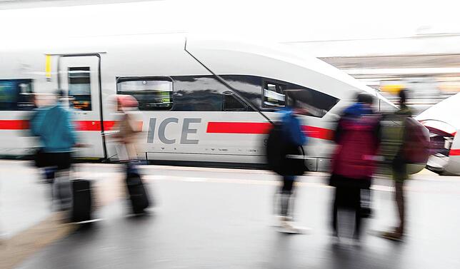 Reisende stehen auf dem Bahnsteig im Hauptbahnhof Hannover, während ein ICE einfährt. Streiks vor Ostern muss jetzt niemand mehr fürchten.