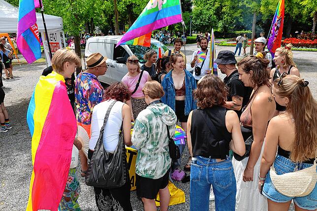 Bild 19: Fotos vom CSD 2025 in Konstanz: Bunte Flaggen, ausgefallene Outfits und klare Statements
