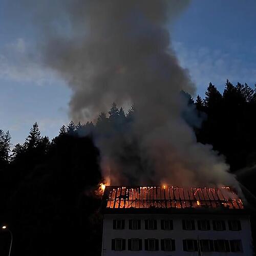 Ex-Gasthaus steht in Flammen