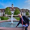 Der Brunnen ist eines der zentralen Objekte auf dem neu gestalteten Zinzendorfplatz in Königsfeld. Wie Bürgermeister Fritz Link erklärt, ...