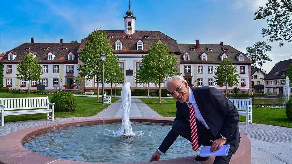 Der Brunnen ist eines der zentralen Objekte auf dem neu gestalteten Zinzendorfplatz in Königsfeld. Wie Bürgermeister Fritz Link erklärt, ...