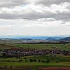 Dieser herrliche Ausblick in die Hegaulandschaft, die Berge und bei guter Fernsicht auf den Bodensee und auf die Alpen gibt es an der ...