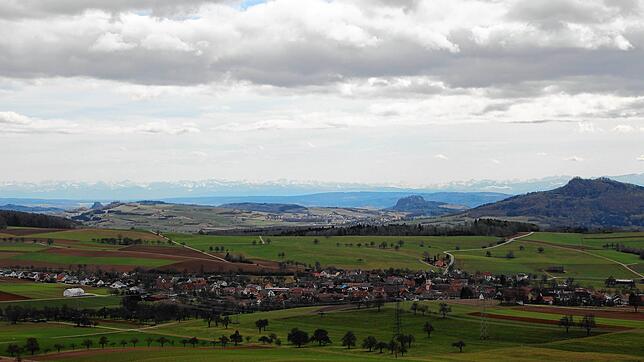 Dieser herrliche Ausblick in die Hegaulandschaft, die Berge und bei guter Fernsicht auf den Bodensee und auf die Alpen gibt es an der ...