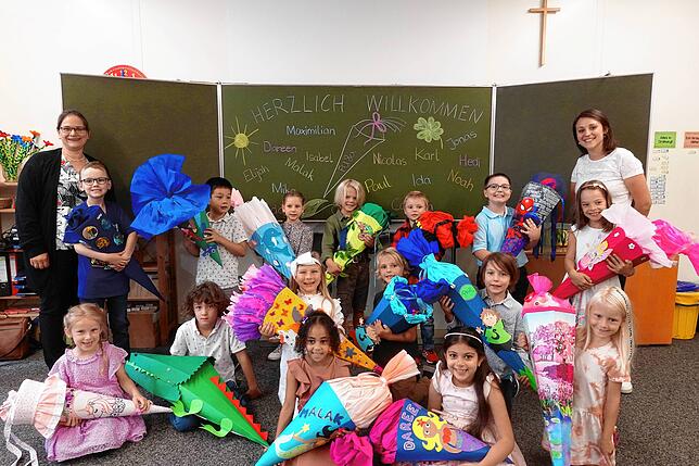 Klasse Fu8a: Die Erstklässler mit Klassenlehrerin Anja Weber. Mit auf dem Foto Frau Leuser.