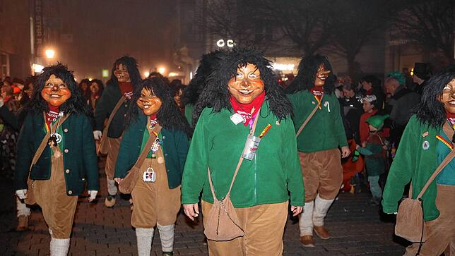 Bild 20: Mit dem Butzenlauf wird die Straßenfasnacht eingeläutet