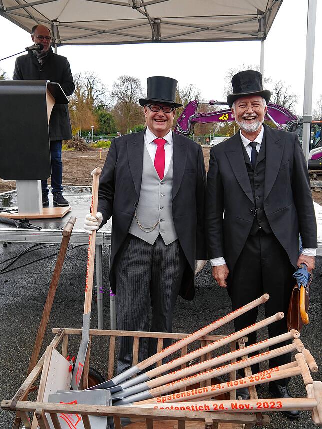 Die hatten viele Spaten im Gepäck und waren stilecht mit Frack und Zylinder gekleidet: Peter Adrian Gäng (rechts) und Helmut Thau vom ...