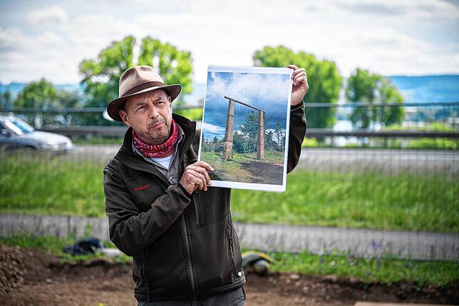 Kreisarchäologe Jürgen Hald hält ein Foto des Triberger Galgens in die Höhe.