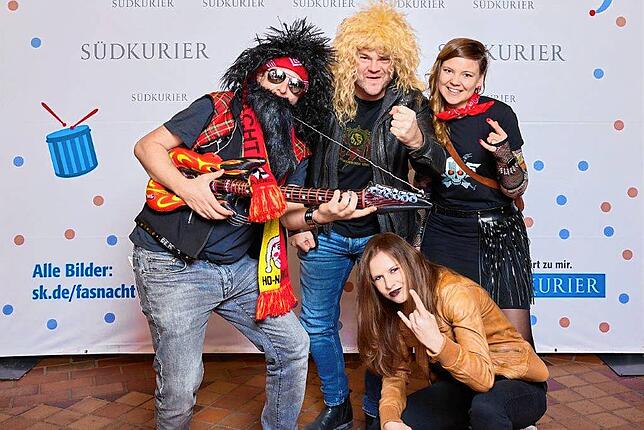 Bild 15: Bilder der SWR-Fasnacht: Narren glänzen vor der SÜDKURIER-VIP-Wand im Konzil