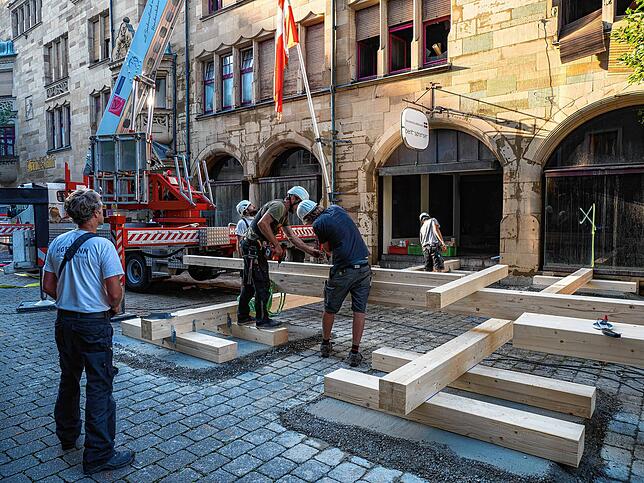 Damit es aber nicht so weit kommt, beginnen Experten zeitnah mit der Sicherung des einsturzgefährdeten Giebels sowie der Fassade des ...