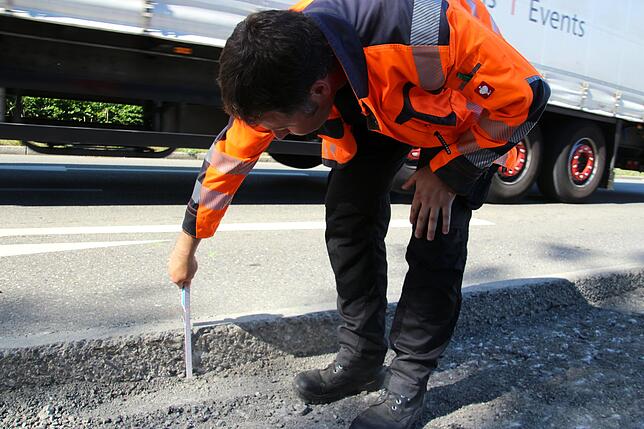 18&nbsp;Zentimeter des Straßenbelags müssen abgefräst werden.