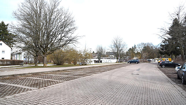 Hier auf dem alten Parkplatz des Villinger Krankenhauses sollen jetzt neue Wohnungen entstehen. Die Baugenossenschaft Familienheim plant ...