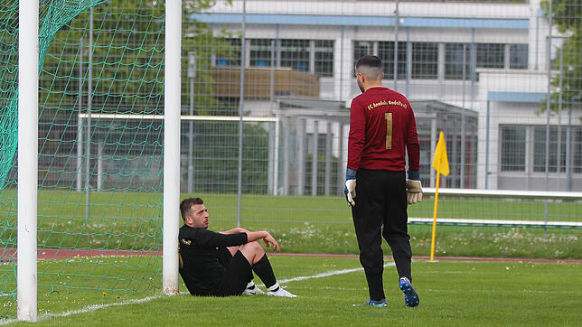 Tristesse beim FC Anadolu Radolfzell (rechts Torhüter Cenk Cesur mit Okan Emir) nach der 1:3-Niederlage gegen Aach-Linz.