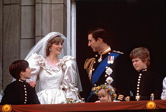 Diana und Charles als frischgebackenes Ehepaar auf dem Balkon im Buckingham Palast in London. Diana sagte später, dass sich beide nur 13 ...