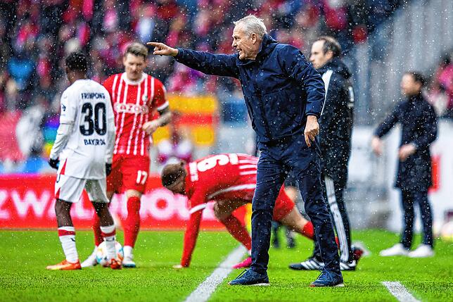 Freiburgs Trainer Christian Streich gestikuliert.