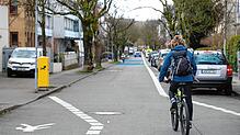 Blick von der Gottlieber Straße in Richtung Döbele: Auf der Schützenstraße hat der Fahrradverkehr jetzt Vorrang.