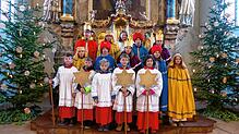 Sternsinger ziehen Anfang Januar von Haus zu Haus: Hier die Sternsinger aus Riedern und Hürrlingen.