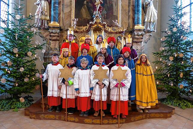 Sternsinger ziehen Anfang Januar von Haus zu Haus: Hier die Sternsinger aus Riedern und Hürrlingen.