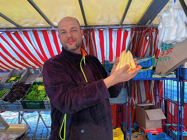 Andreas Brand holt seinen Spargel stets selbst aus dem Markgräfler Land.