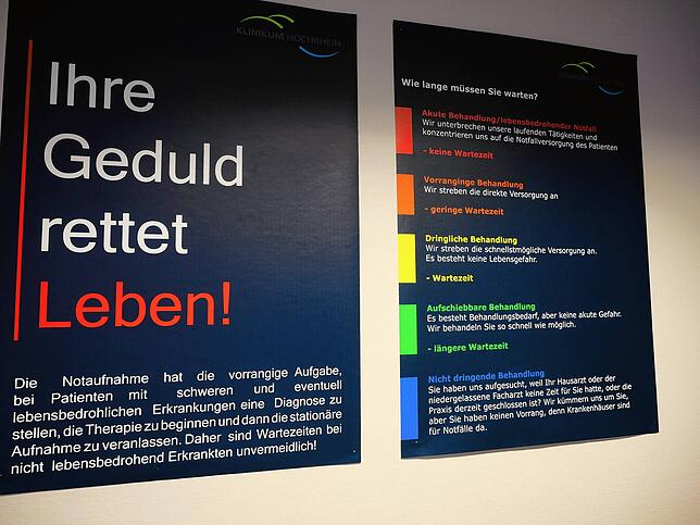 „Ihre Geduld rettet Leben“: So wird das Farbsystem der Triage in der Notaufnahme des Klinikums Hochrhein in Waldshut ist erklärt.