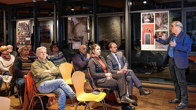 Der Politologe und Professor Gerald Schneider (rechts) von der Universität Konstanz widmete sich beim Neujahrsempfang der SPD Radolfzell ...