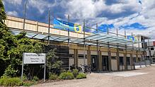 Wenn die Sporthalle saniert wird, wird eine Übergangslösung benötigt. Von der Idee einer Freilufthalle hat sich die Gemeinde wieder ...