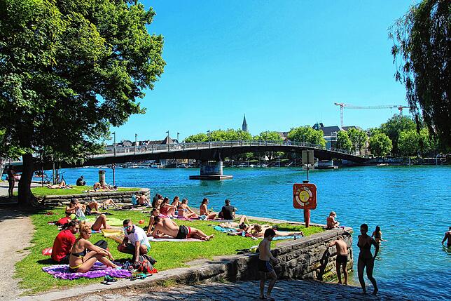 Blick auf die Fahrradbrücke: Die Menschen drängt es bei dem Sommerwetter nach draußen.