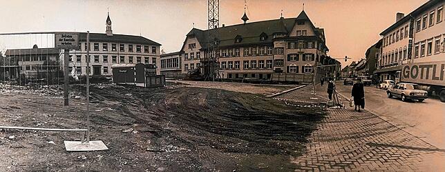 1988: Mehrere Gebäude am Rand des Talschulplatzes mussten abgebrochen werden.