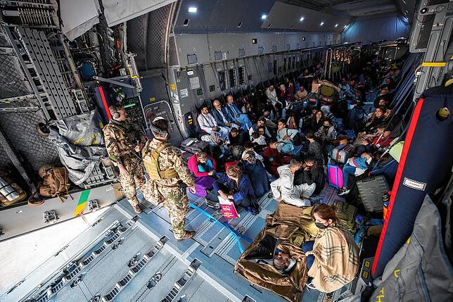 Ein paar hundert Afghanen konnte die Bundeswehr nach der Machtübernahme der Taliban bisher noch retten: Aus Kabul evakuierte Personen ...