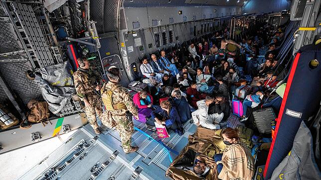 Ein paar hundert Afghanen konnte die Bundeswehr nach der Machtübernahme der Taliban bisher noch retten: Aus Kabul evakuierte Personen ...