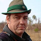 Revierförster Olaf Schwahn betreut den Klimawald Land Fleesensee in Mecklenburg-Vorpommern.