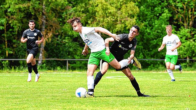 Die Bezirksligapartie gegen den DJK Donaueschingen II (Maxi Richter, links) entschied die SG Dauchingen Weilersbach (Mika Geiger) ...
