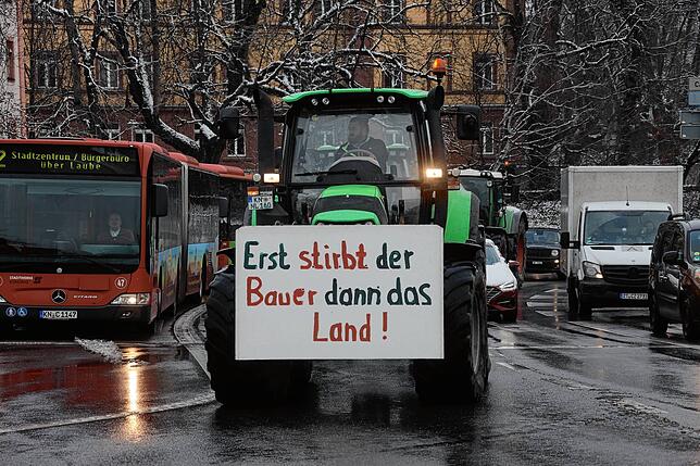 Bild 3: Traktoren umrunden die Stadt: Jetzt demonstrieren die Landwirte auch in Konstanz!