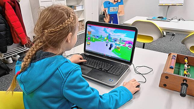 Lisa Shakhmurzaevanur entwickelt und spielt auf der Plattform Roblox. Seit sie fünf Jahre alt ist, beschäftigt sie sich mit Computern.