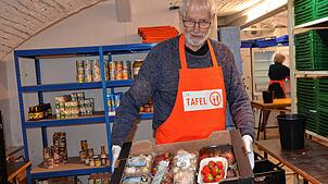 Jürgen Kröker ist einer von 77 freiwilligen Helfern, die dafür Sorgen, dass an den Donnerstagen Lebensmittel im Tafelladen verteilt ...