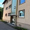 Bei einer Drogenrazzia werden am frühen Mittwochmorgen mehrere Wohnungen in Villingen-Schwenningen durchsucht, auch in diesem Gebäude im ...