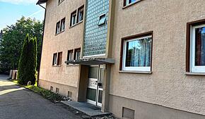 Bei einer Drogenrazzia werden am frühen Mittwochmorgen mehrere Wohnungen in Villingen-Schwenningen durchsucht, auch in diesem Gebäude im ...