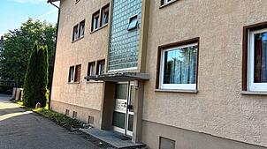 Bei einer Drogenrazzia werden am frühen Mittwochmorgen mehrere Wohungen in Villingen-Schwenningen durchsucht, auch in diesem Gebäude im ...