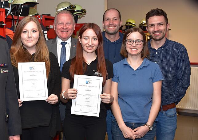 Neuaufnahmen in der Freiwilligen Feuerwehr Stetten (von links): Amelie Heß, Bürgermeister Daniel Heß, Lena Kopp, Patrick Werner, Kerstin ...
