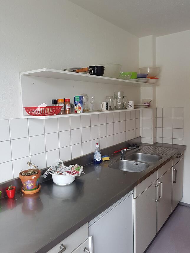 Eine Gemeinschaftsküche für acht Obdachlose im Untergeschoss der Notunterkunft.