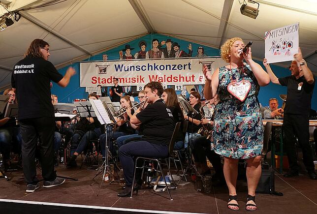 Voller Schwung: Die Stadtmusik Waldshut ist bei ihrem 50. Chilbi-Wunschkonzert in bester Spiellaune, rechts Sängerin Anja Lehmann und ...