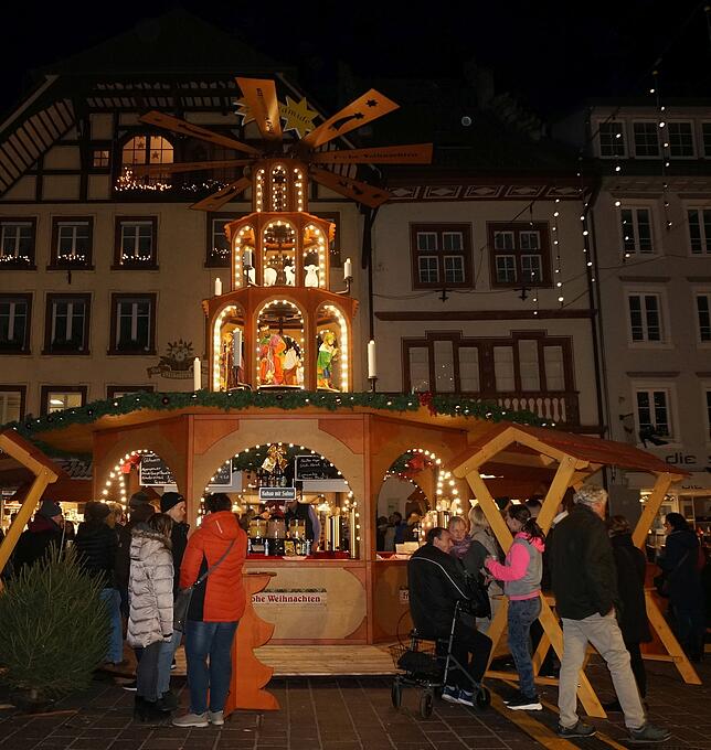 Dekorative Neuheit: Diese acht Meter hohe Pyramide bereichert erstmals den Weihnachtsmarkt Waldshut, sie ist nicht nur eine Augenweide, ...